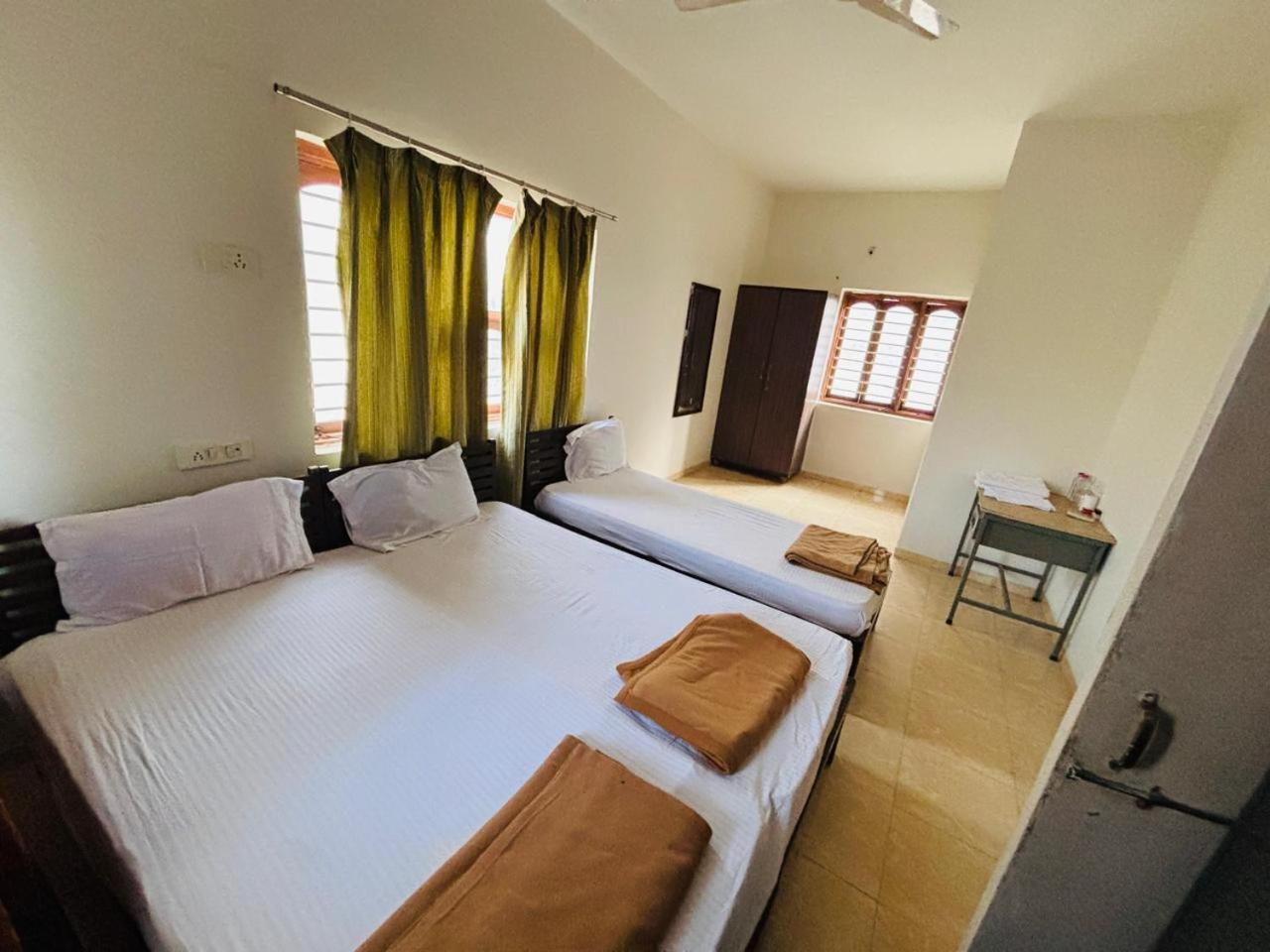Hotel Ashray Inn Express Ahmedabad Exterior photo